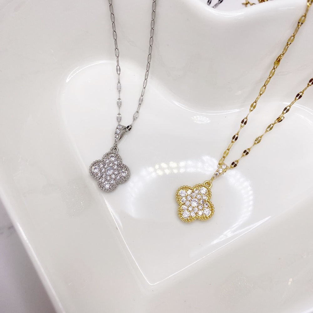 Twist chain pendant necklace. 18k plated, cz